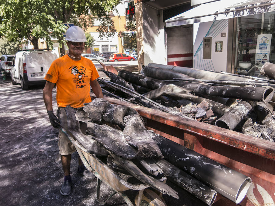 El incendio del garaje dejó el bloque sin agua y algunos vecinos han